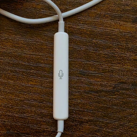 Apple iPhone EarPods Wired Earbuds 3.5mm Jack – White – Unused And Work Great - Picture 3 of 4